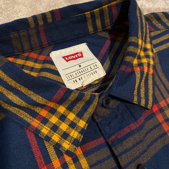 Levi’s Herringbone Weave Plaid Flannel Button-up Size Medium - Picture 2 of 5